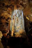 Draperies minérales, stalactites et colonnes dans une grotte